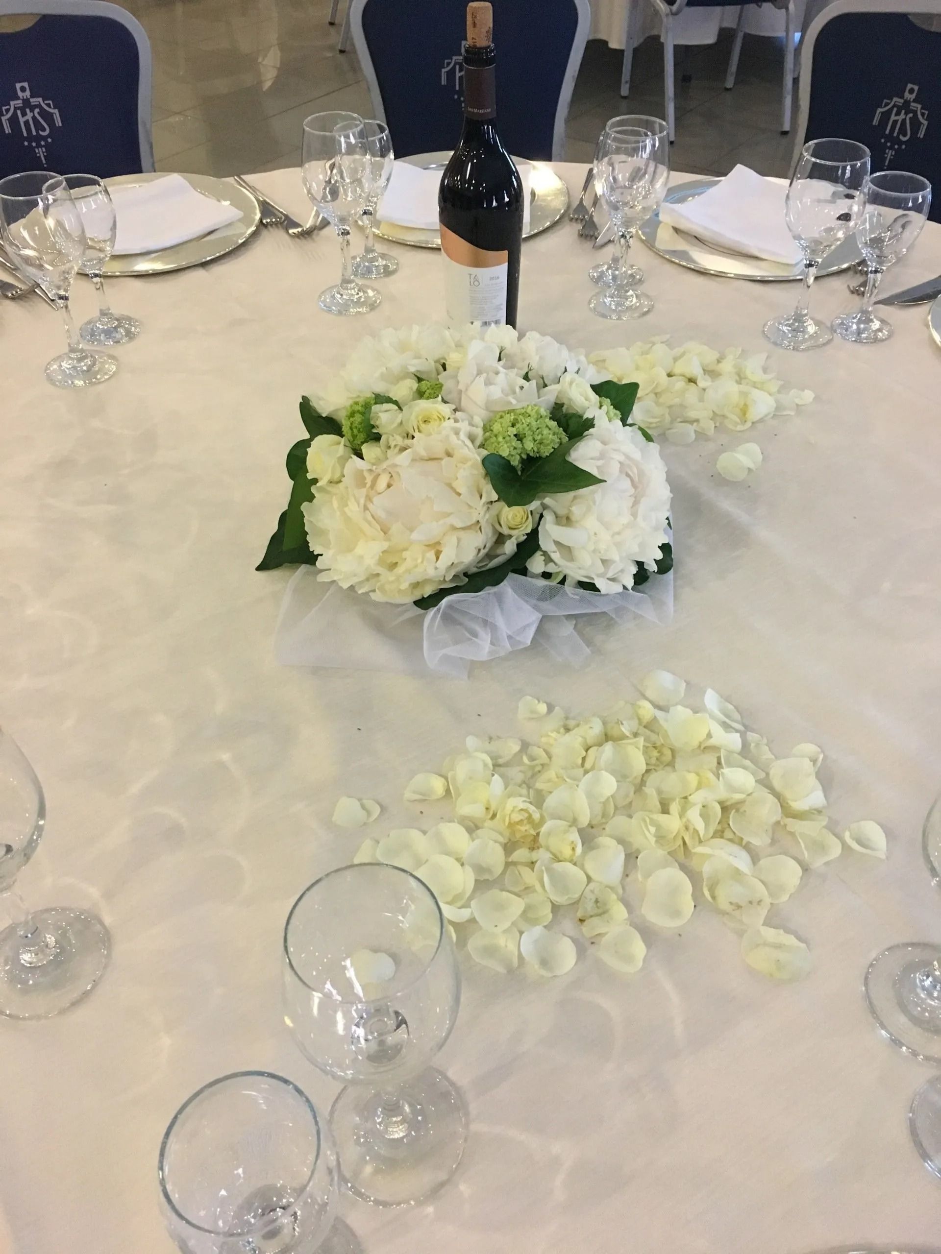 Un tavolo con fiori bianchi e candele sopra.