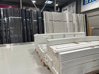 Een pakhuis vol met stukken wit hout.