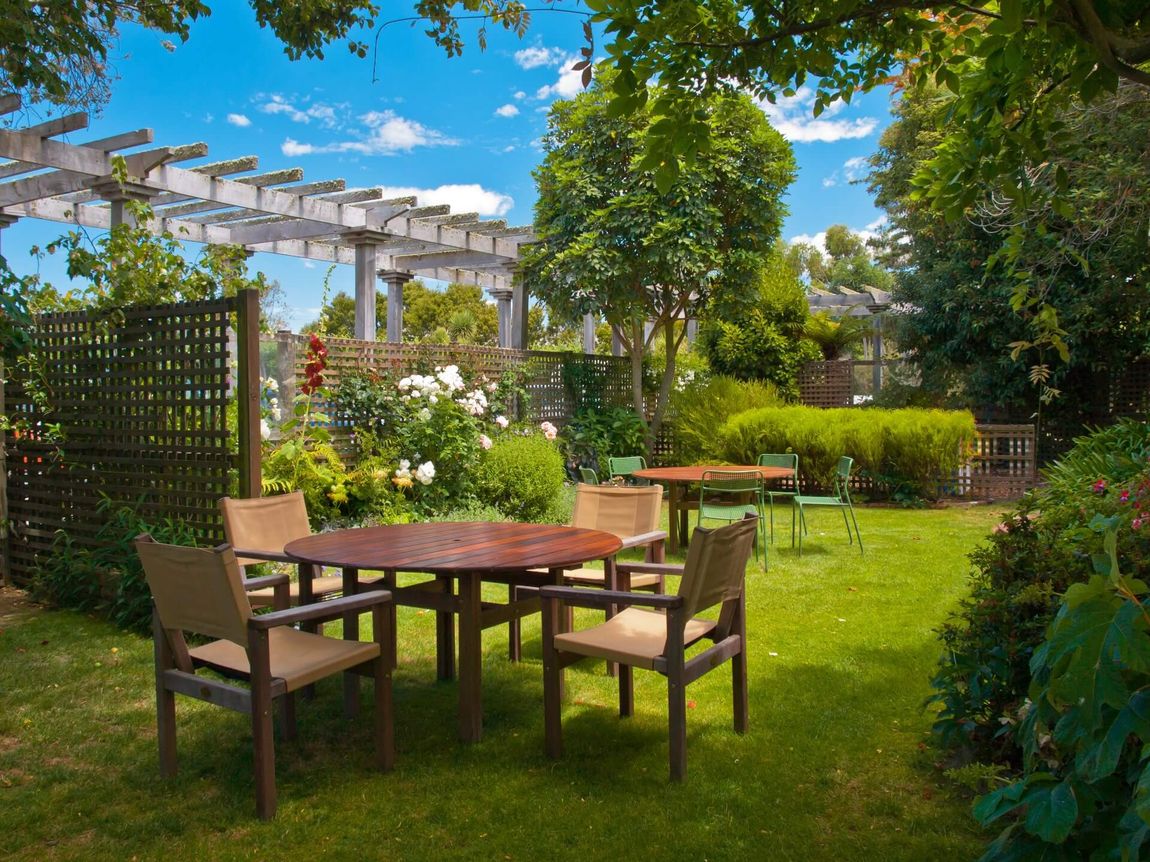 giardino villa con tavolo e sedie