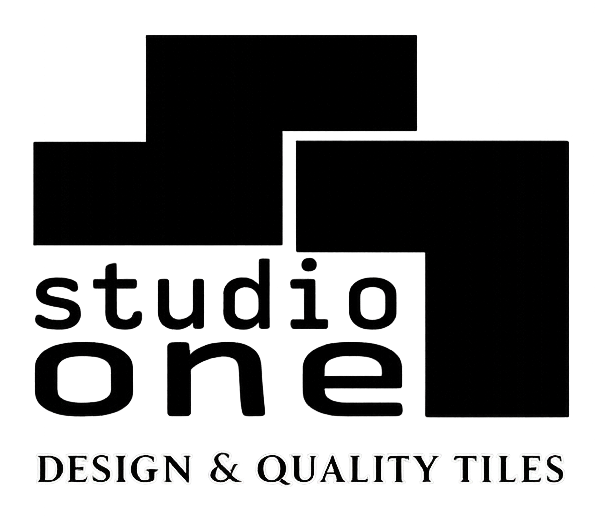 Logo in piastrelle bianche e nere di Studio One: quadrati geometrici con la scritta "studio one" e "DESIGN & QUALITY TILES".