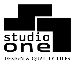 Logo in piastrelle bianche e nere di Studio One: quadrati geometrici con la scritta "studio one" e "DESIGN & QUALITY TILES".