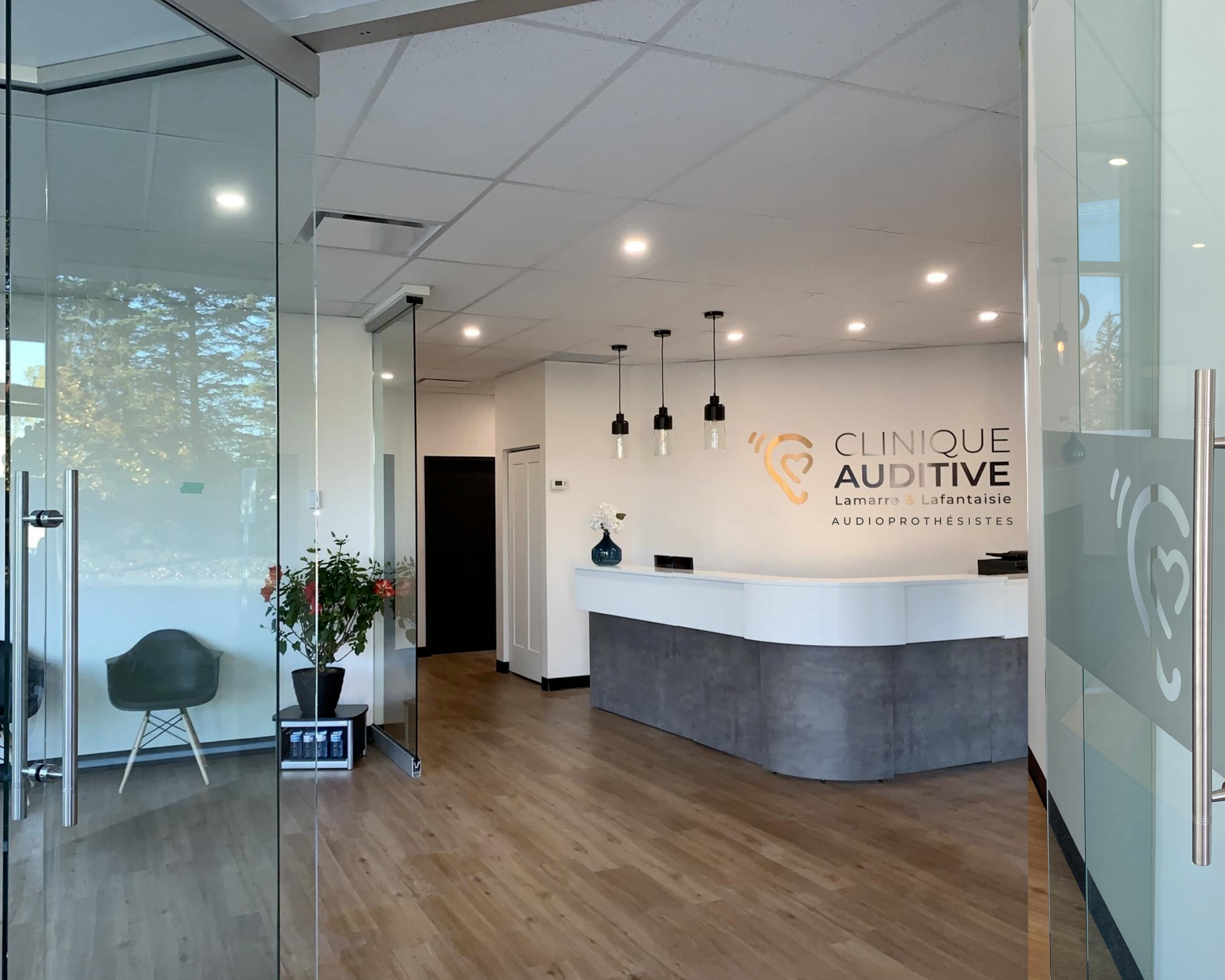 Un espace d'accueil auditif de clinique avec une porte vitrée