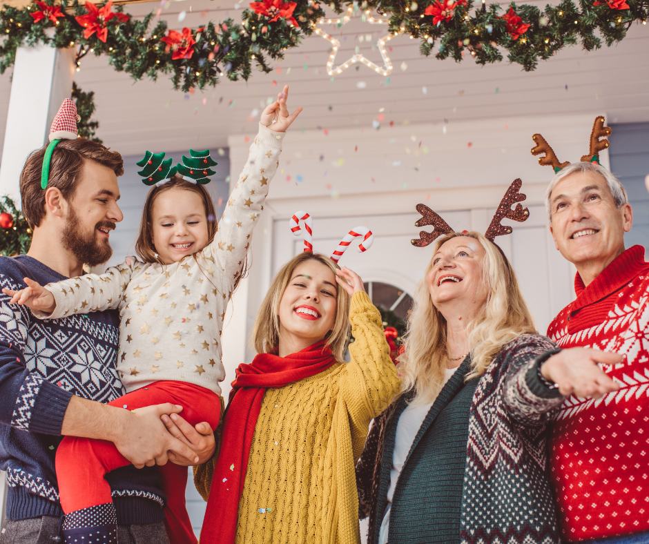 Famille heureuse durant le temps qui sont habillé en hiver. Représente la perte auditive durant le temps des fêtes.