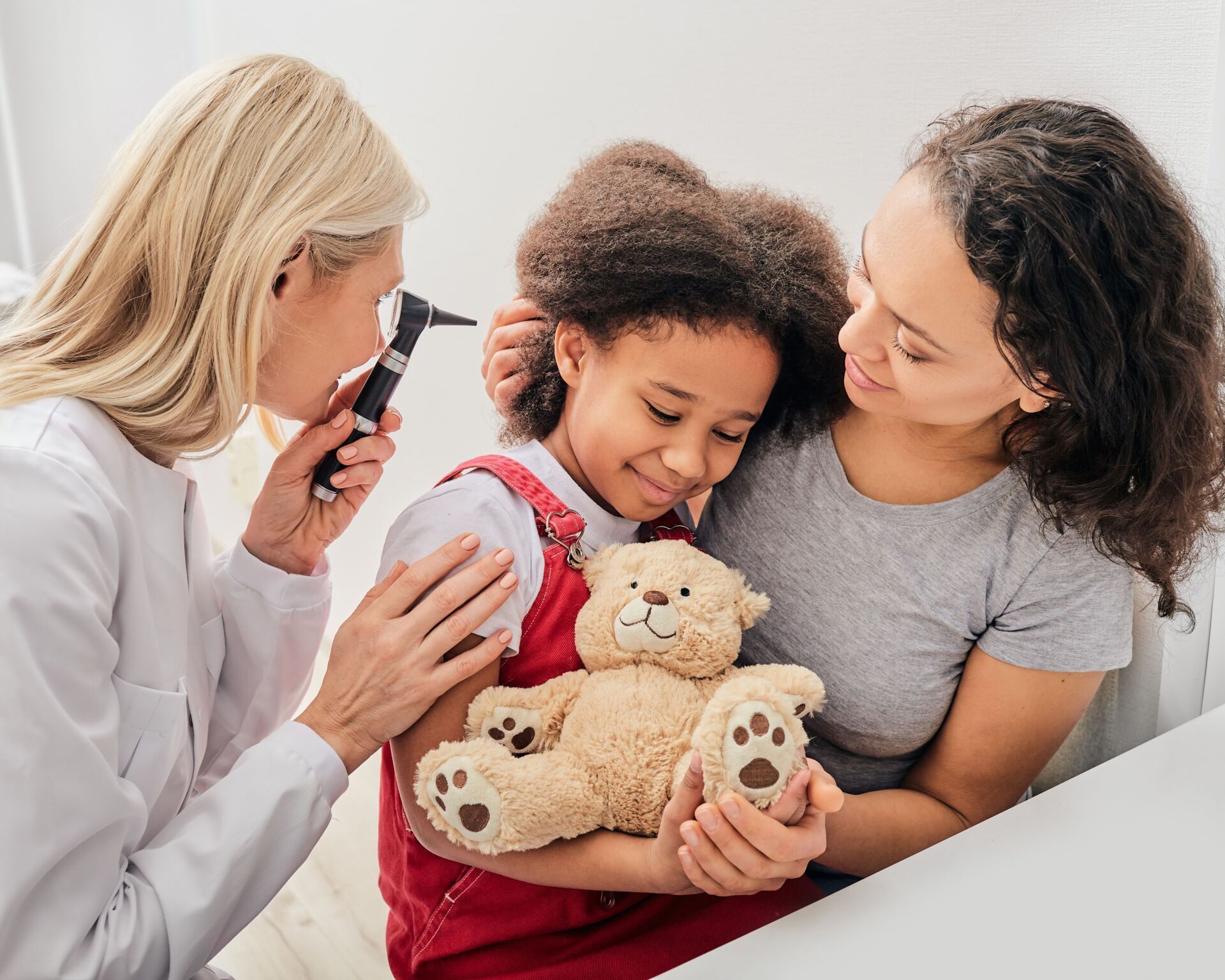 Audiologiste qui regarde dans l'oreille d'un enfant avant d'éffectuer un test auditif Rive-Nord