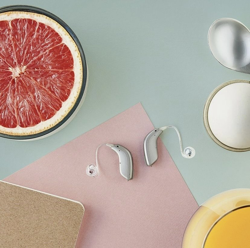 Un pamplemousse et une paire d'appareils auditifs sur une table