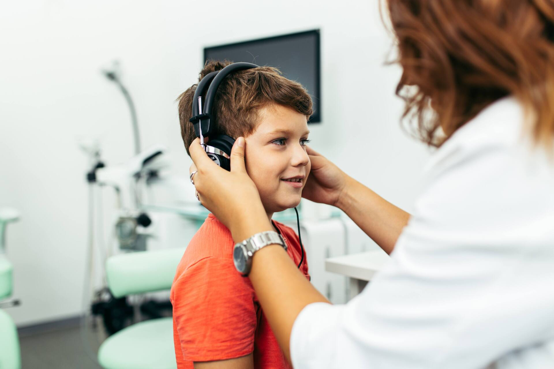 Audiologiste qui effectue un test auditif St-Eustache à un garçon de 7 ans