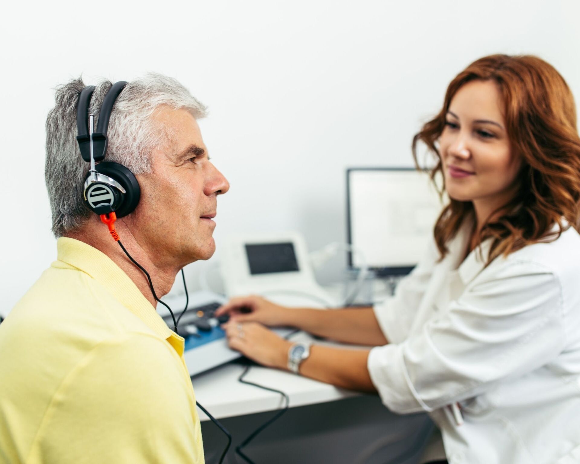 Représente le déroulement d'un test de dépistage auditif sans frais avec l'audioprothésiste