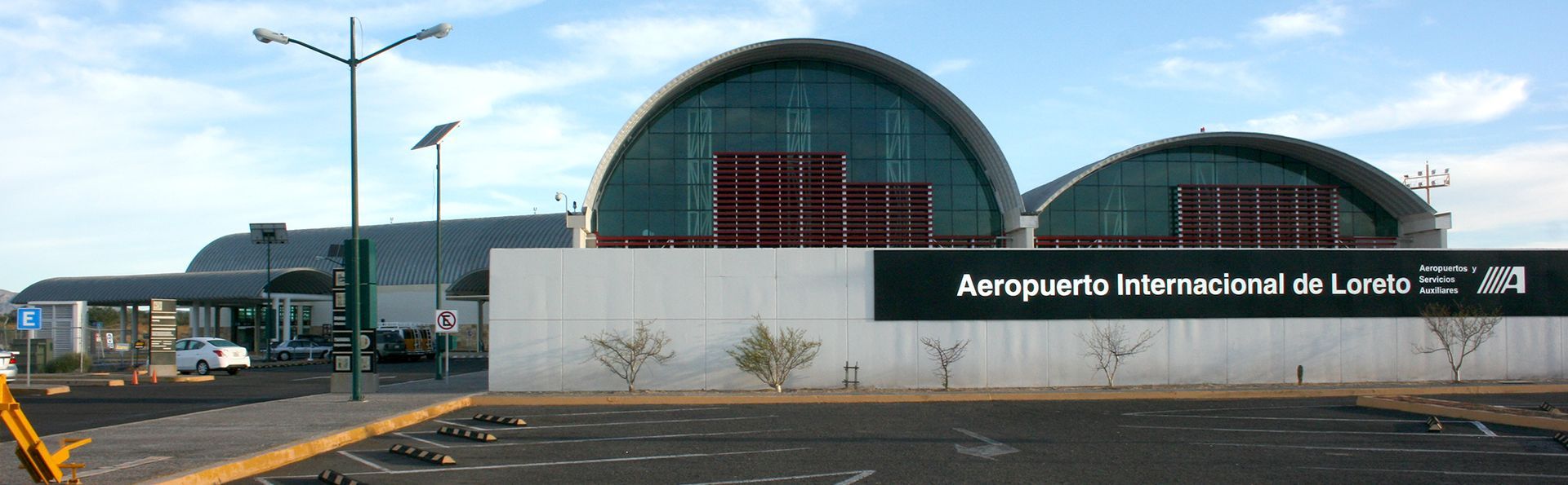 A large building with arched windows and a sign that says ' aeroporto nacional de lopez ' on it
