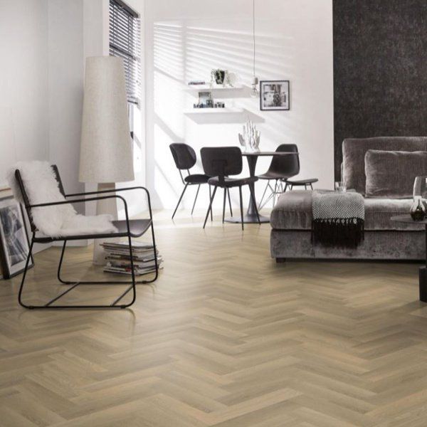 Een woonkamer met een bank, stoelen en een tafel