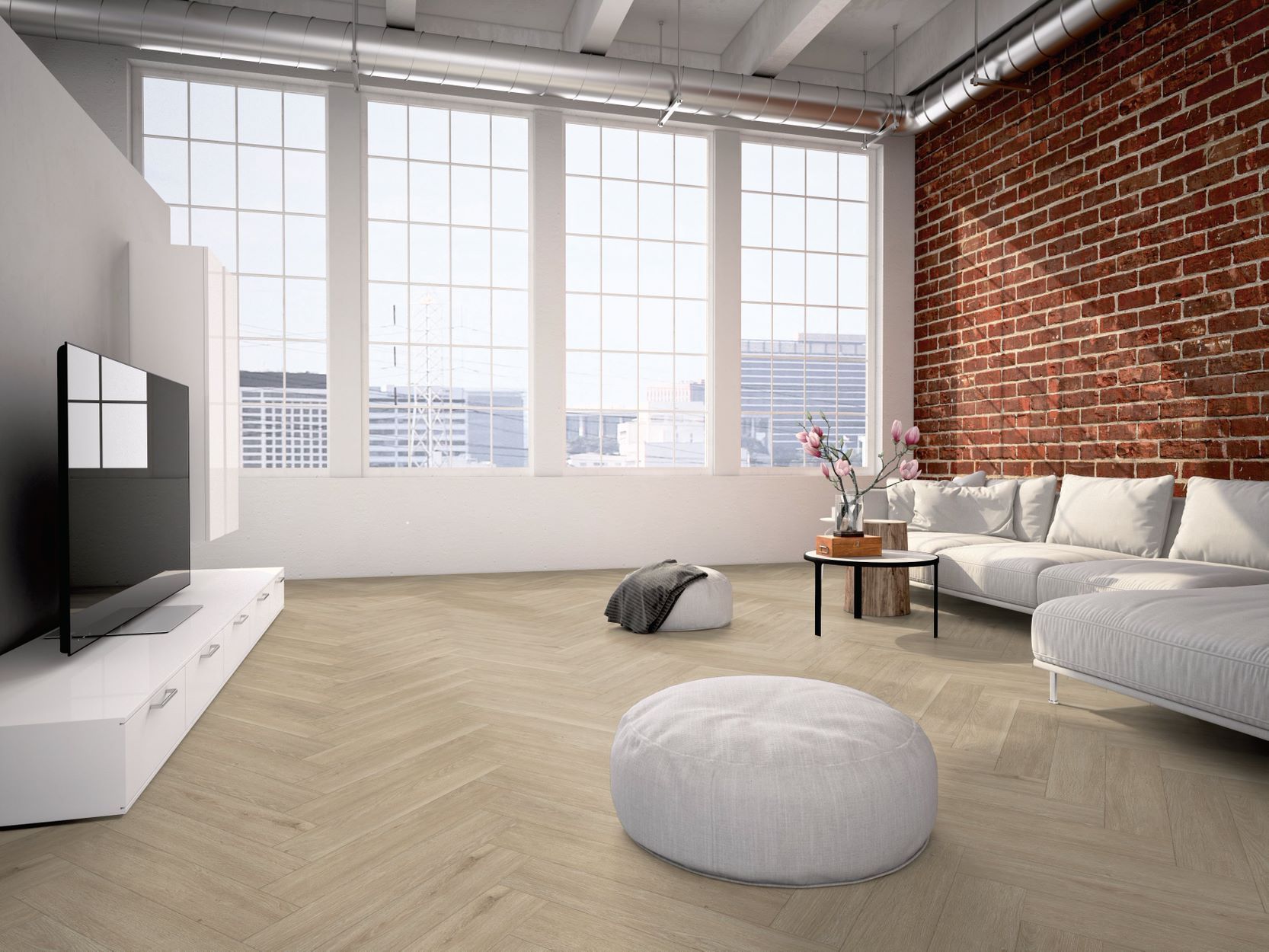 Een woonkamer met een bank, televisie en een bakstenen muur.