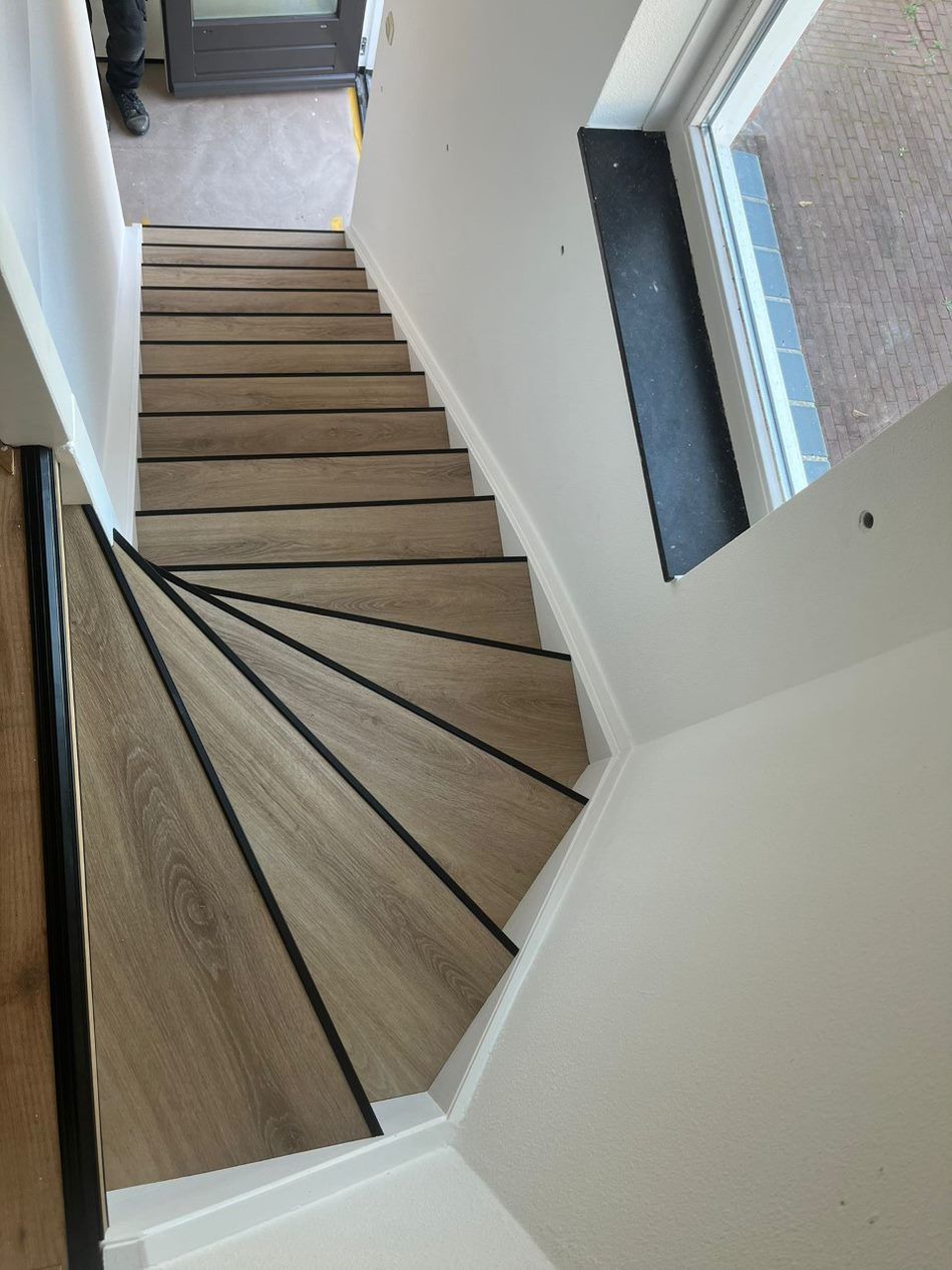 De trappen zijn van hout en voorzien van zwarte strepen.