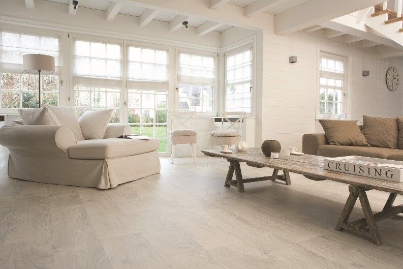 Een woonkamer met een bank en een salontafel