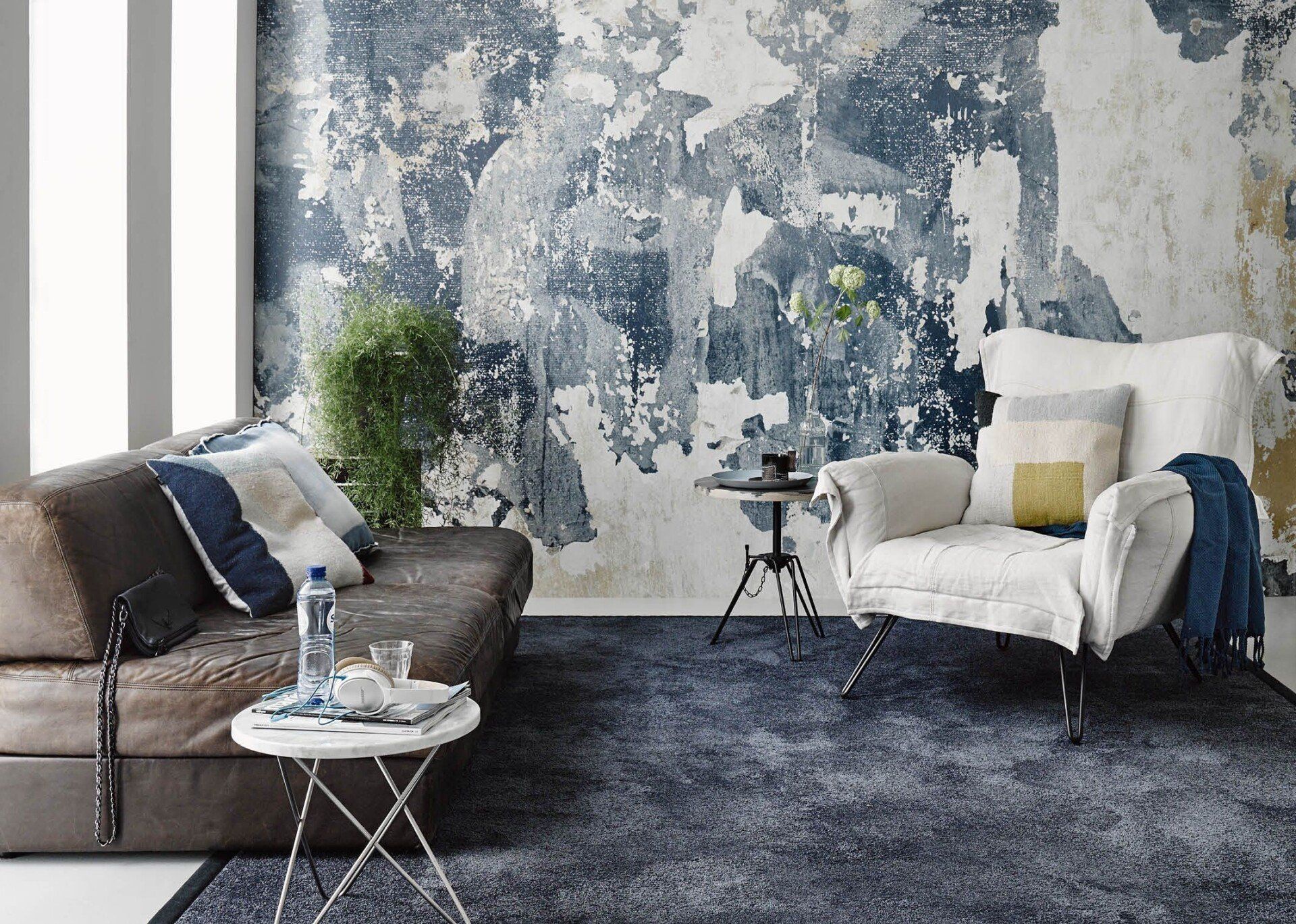 Een woonkamer met een bank, stoel, tafel en kleed.