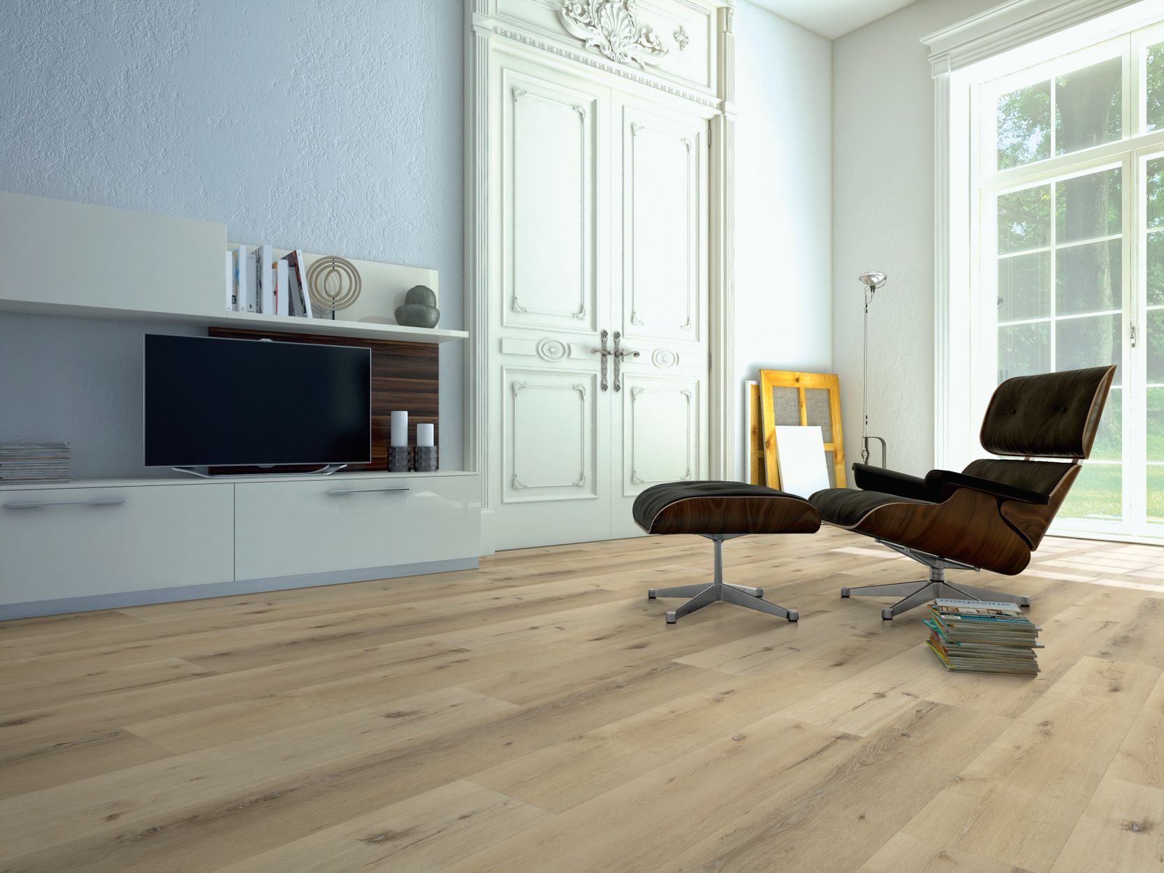 Een woonkamer met hardhouten vloer, een stoel en een televisie.