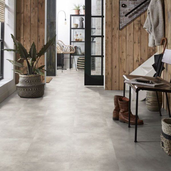 Een gang met een houten muur en een grijze vloer