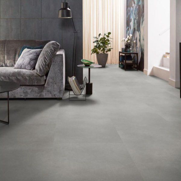 Een woonkamer met een bank en een tafel