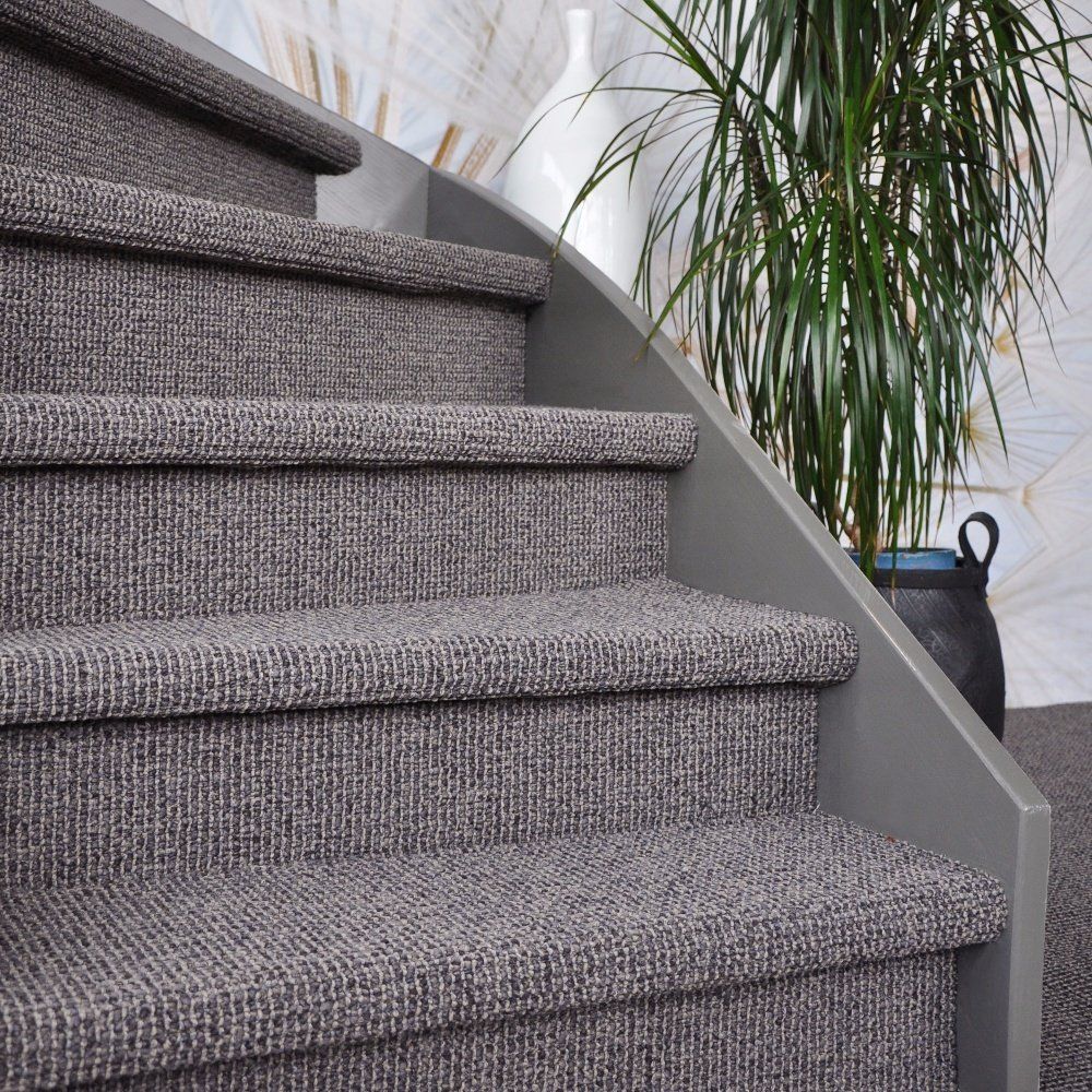 Een close-up van een trap met een plant op de achtergrond