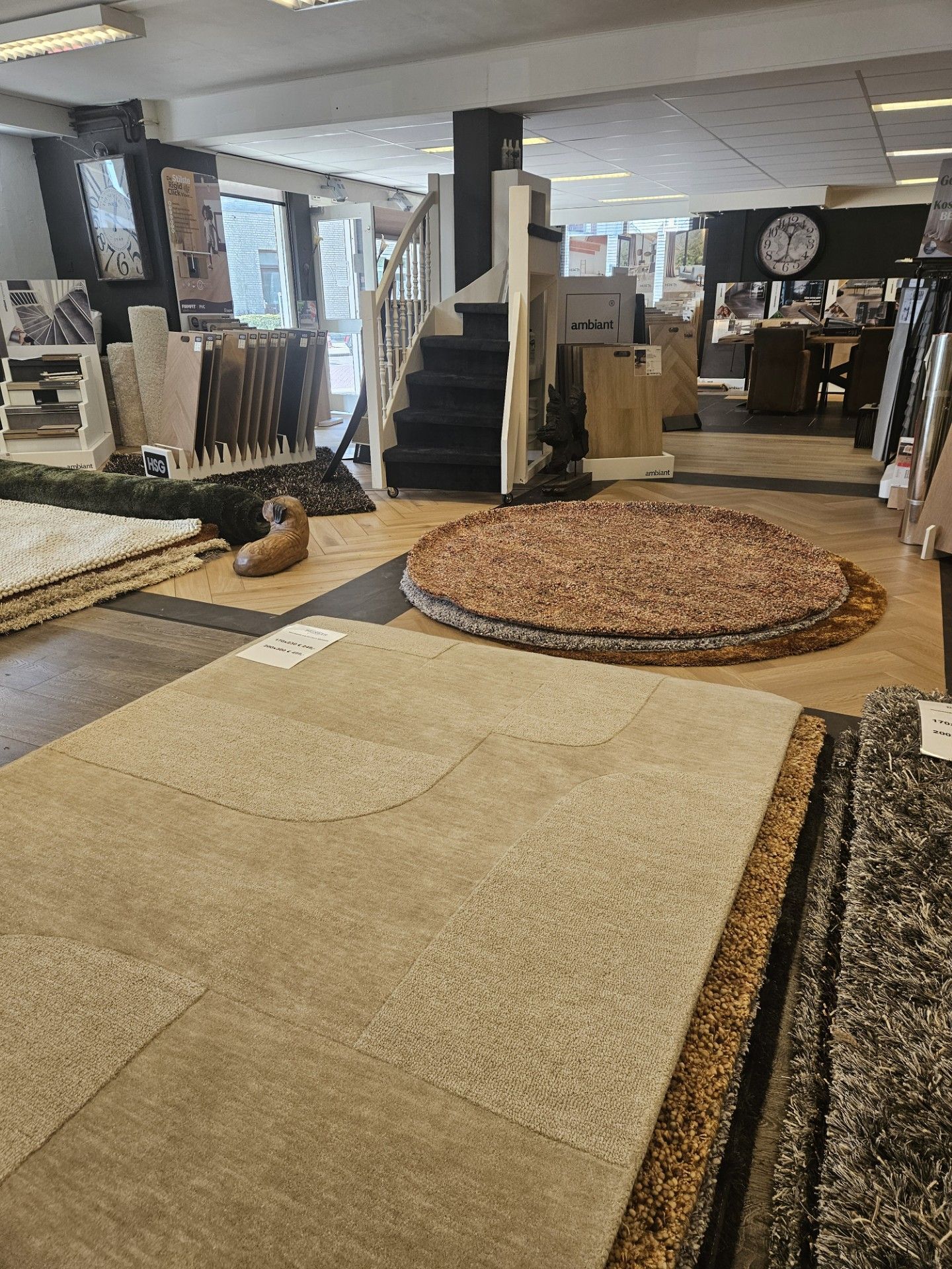 Een kamer vol met tapijten en trappen.