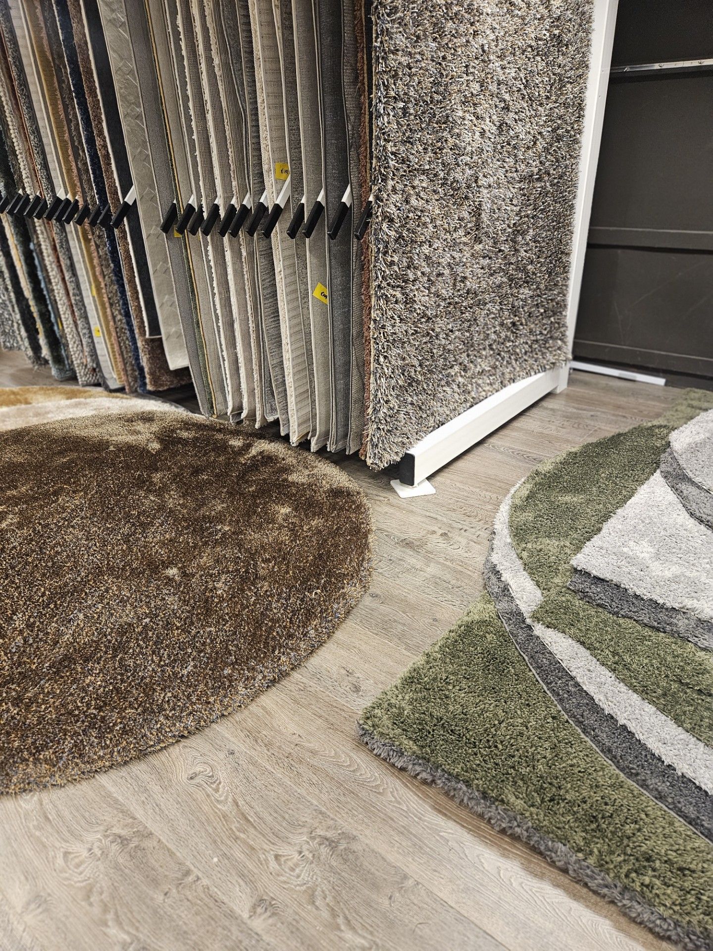 Er liggen veel verschillende soorten tapijten in deze kamer.