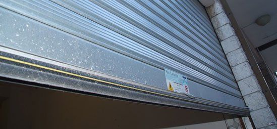 serranda avvolgibile per un negozio