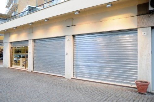vetrine con serrande avvolgibili chiuse