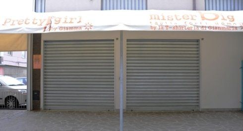 negozio con serrande avvolgibili chiuse