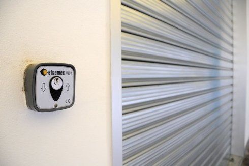 chiusura di una serranda avvolgibile