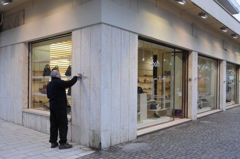 negozio con serranda avvolgibile