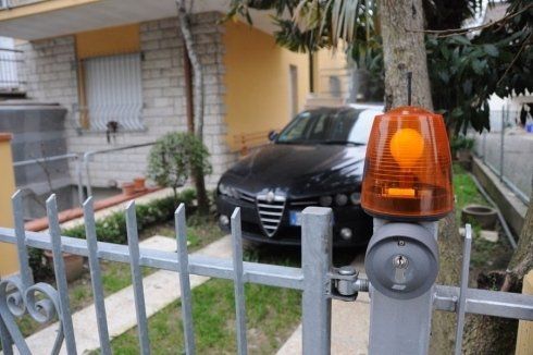 cancello con lampeggiante