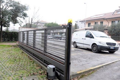 cancello scorrevole su strada