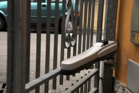 meccanismo di automazione di un cancello privato