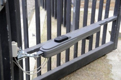 meccanismo di automazione di un cancello