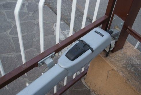 cancello automatizzato in ferro per abitazione