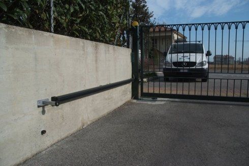 cancello automatizzato in acciaio
