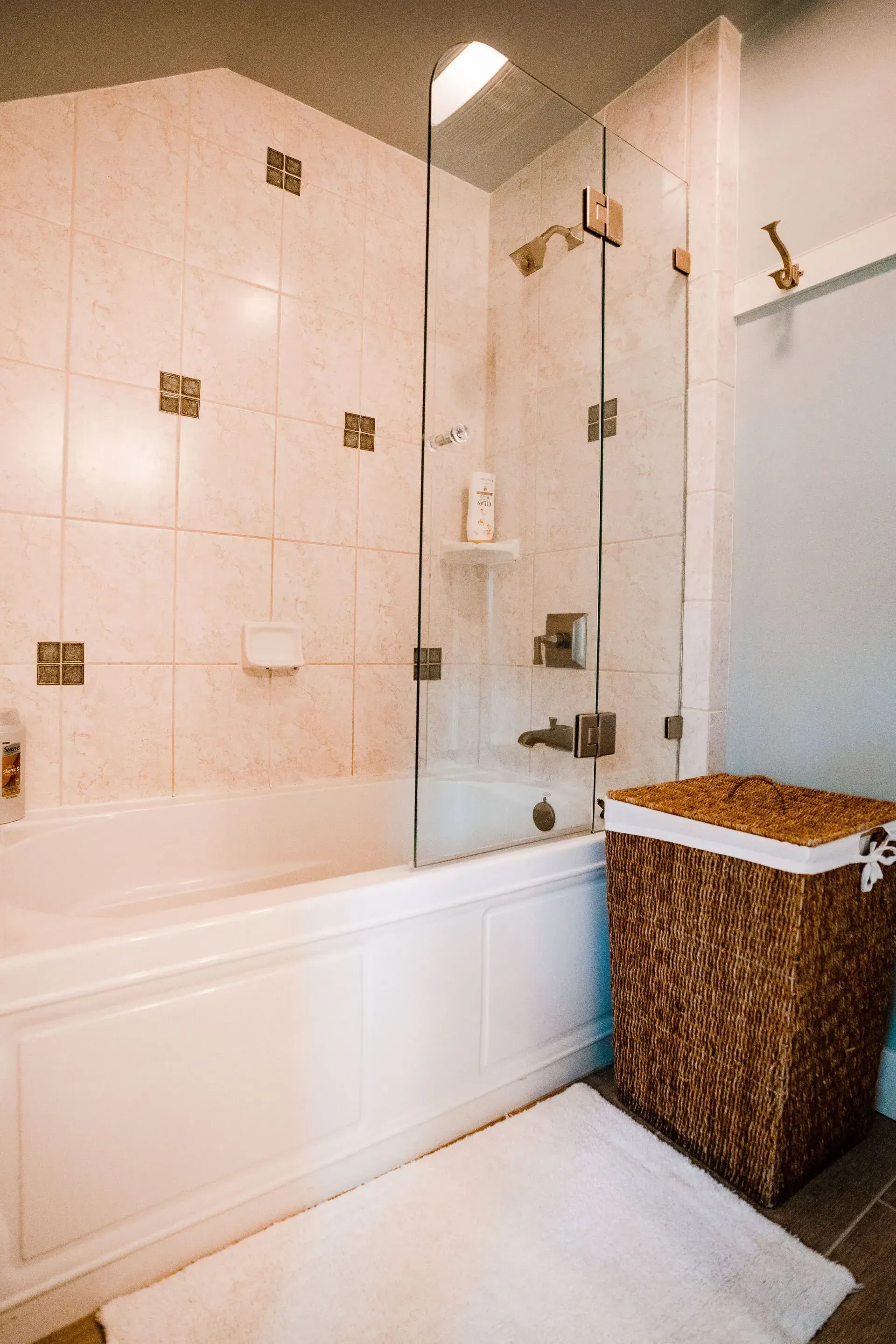 A bathroom with a bathtub