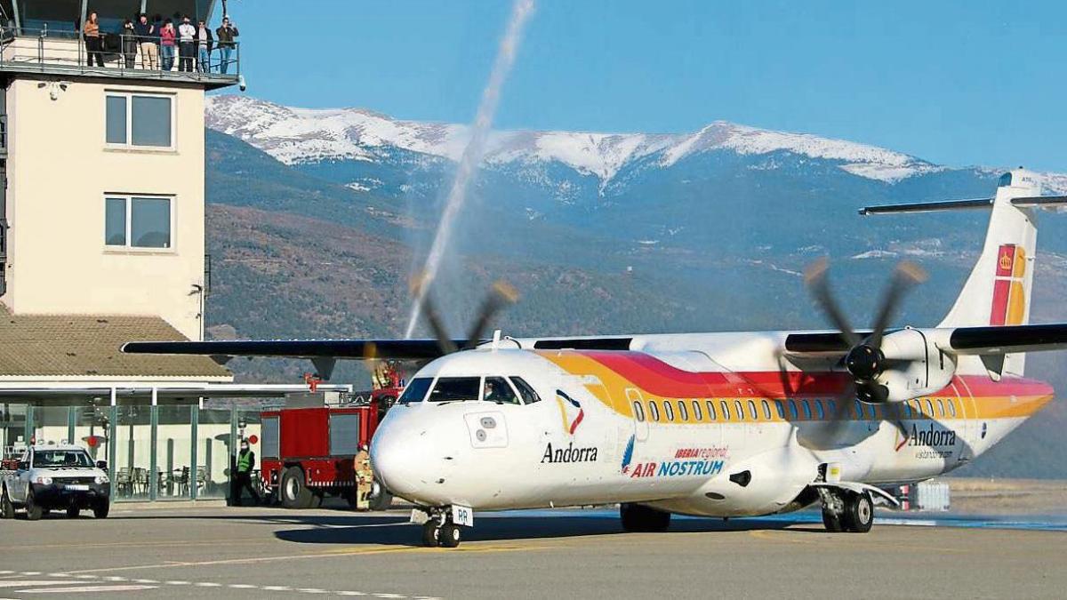 Avion en el aeropuerto de Andorra - la Seu