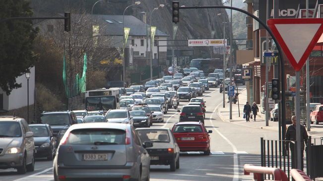 Escoger las fechas de visita es muy importante para evitar aglomeraciones. Colas de coches en Andorra
