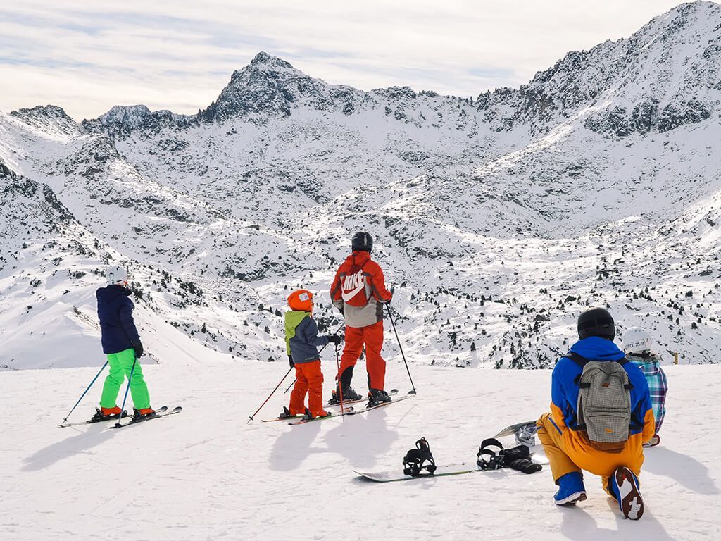 Las mejores pistas de esqui de los Pirineos. Esquiadores en Andorra