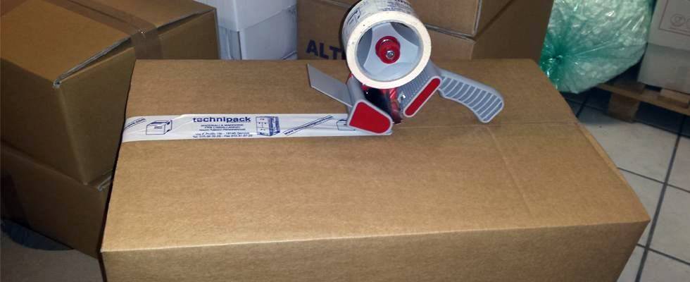 nastro e scatole per imballaggi