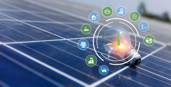 Pannello solare con sovrapposizione di lampadine digitali che mostrano icone di sostenibilità
