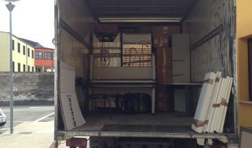 Scatole e mobili sistemati sul camion
