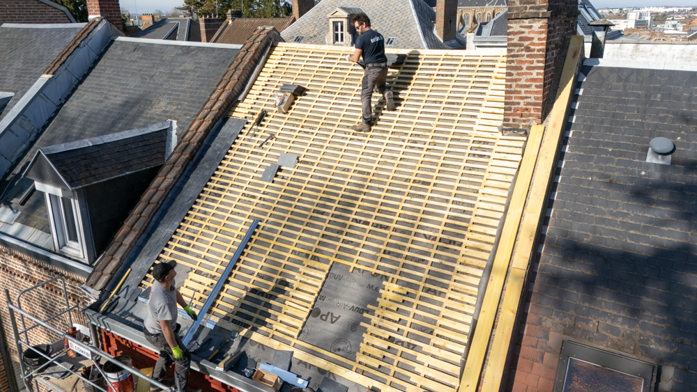 Spécialiste de la pose et de la réparation de toiture en ardoise à Amiens, Moronvalle intervient avec expertise dans les Hauts-de-France

