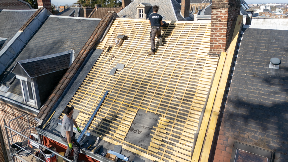 Spécialiste de la pose et de la réparation de toiture en ardoise à Amiens, Moronvalle intervient avec expertise dans les Hauts-de-France
