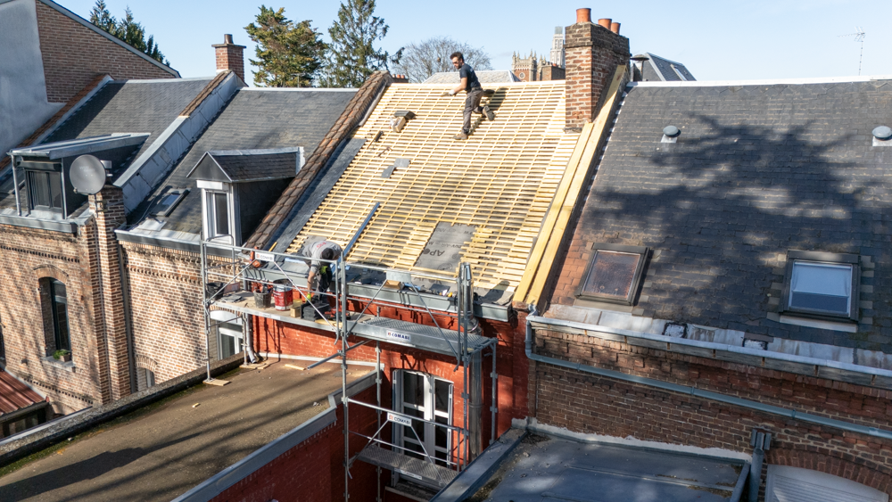 Nettoyage de toiture réalisé par l’entreprise Moronvalle à Amiens, dans les Hauts-de-France
