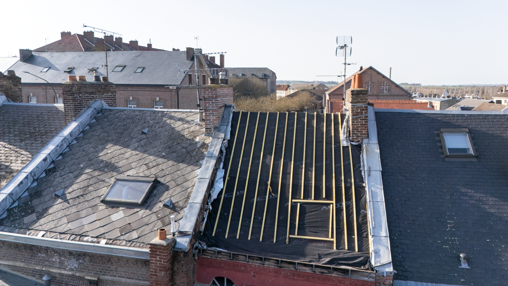 Spécialiste de la pose et de la réparation de toiture en ardoise à Amiens, Moronvalle intervient avec expertise dans les Hauts-de-France
