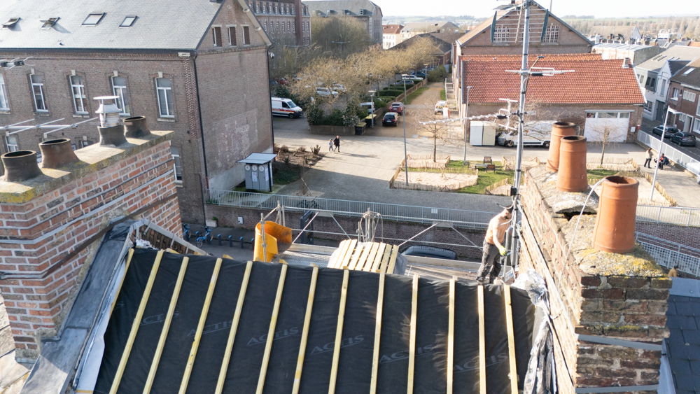 Spécialiste de la pose et de la réparation de toiture en ardoise à Amiens, Moronvalle intervient avec expertise dans les Hauts-de-France
