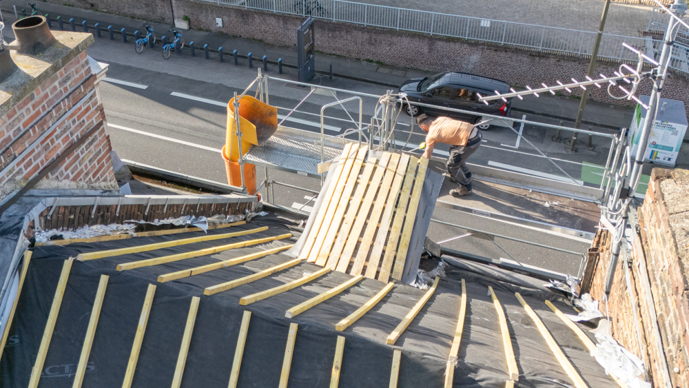 Spécialiste de la pose et de la réparation de toiture en ardoise à Amiens, Moronvalle intervient avec expertise dans les Hauts-de-France
