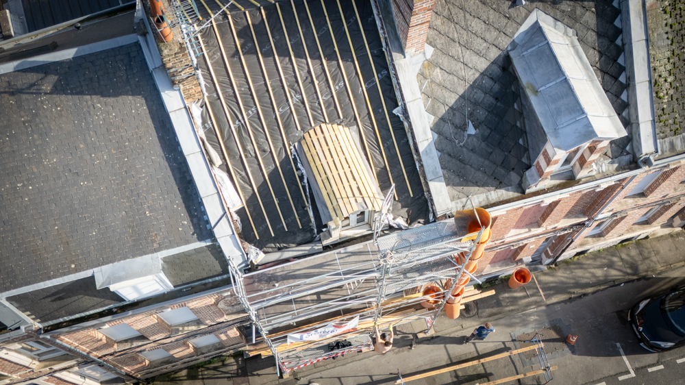 Spécialiste de la pose et de la réparation de toiture en ardoise à Amiens, Moronvalle intervient avec expertise dans les Hauts-de-France
