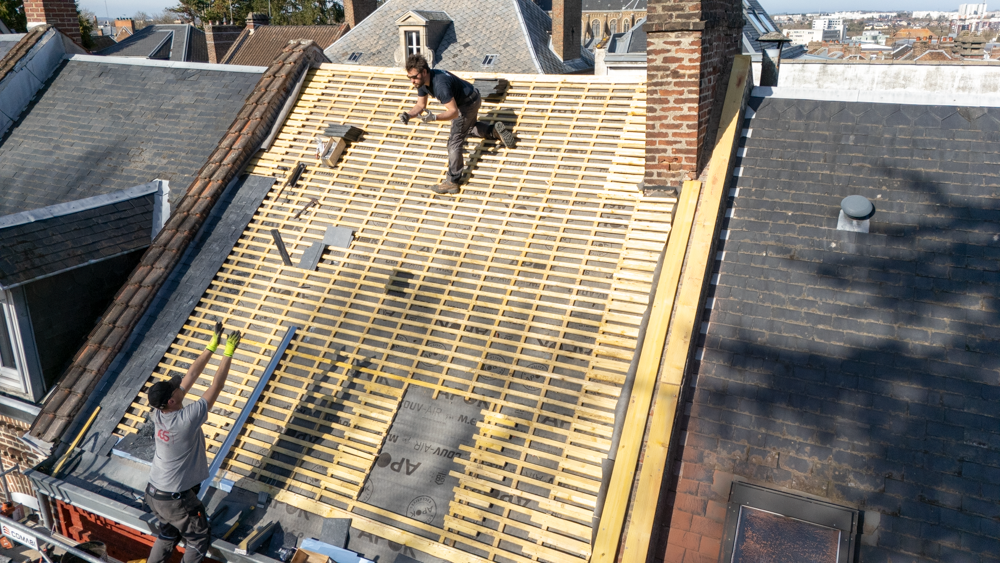 Réalisation d’une toiture en zinc sur maison à Amiens par Moronvalle, spécialiste en couverture et zinguerie
