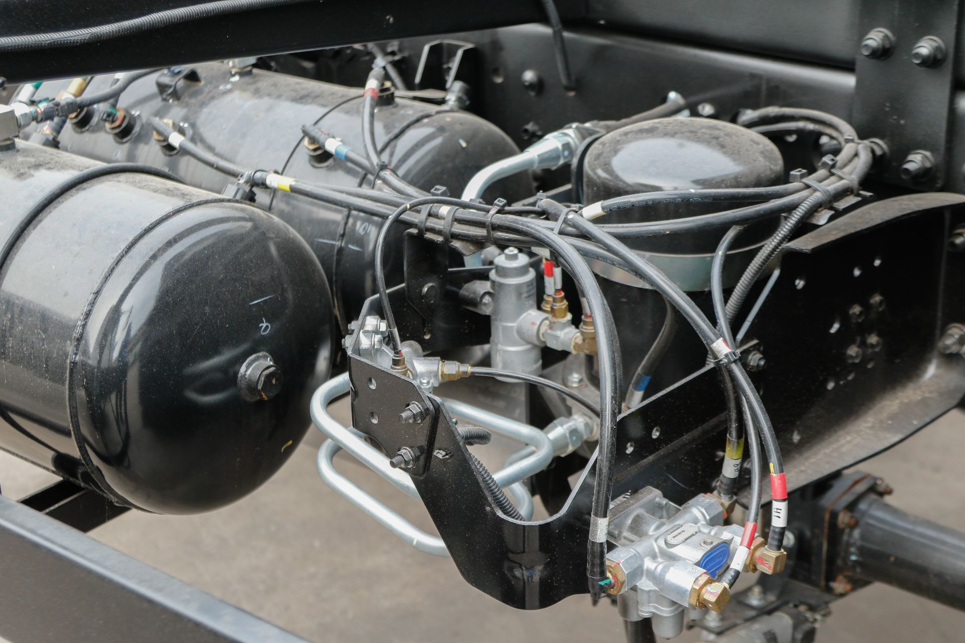 a close up of a hydraulic system on a truck
